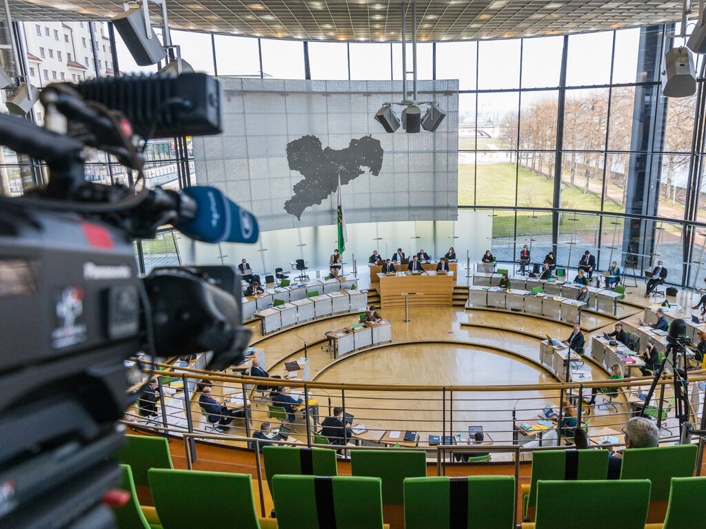 Eine Videokamera des ARD ist auf das Plenum von oben gerichtet.