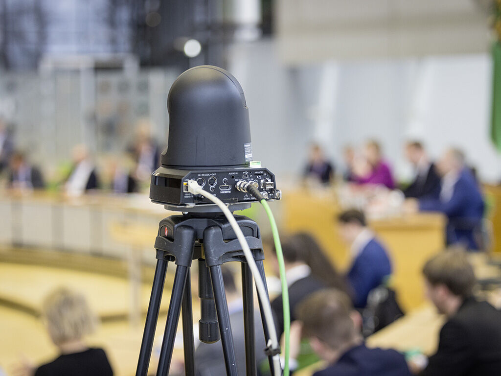 Eine Videokamera des ARD ist auf das Plenum von oben gerichtet.