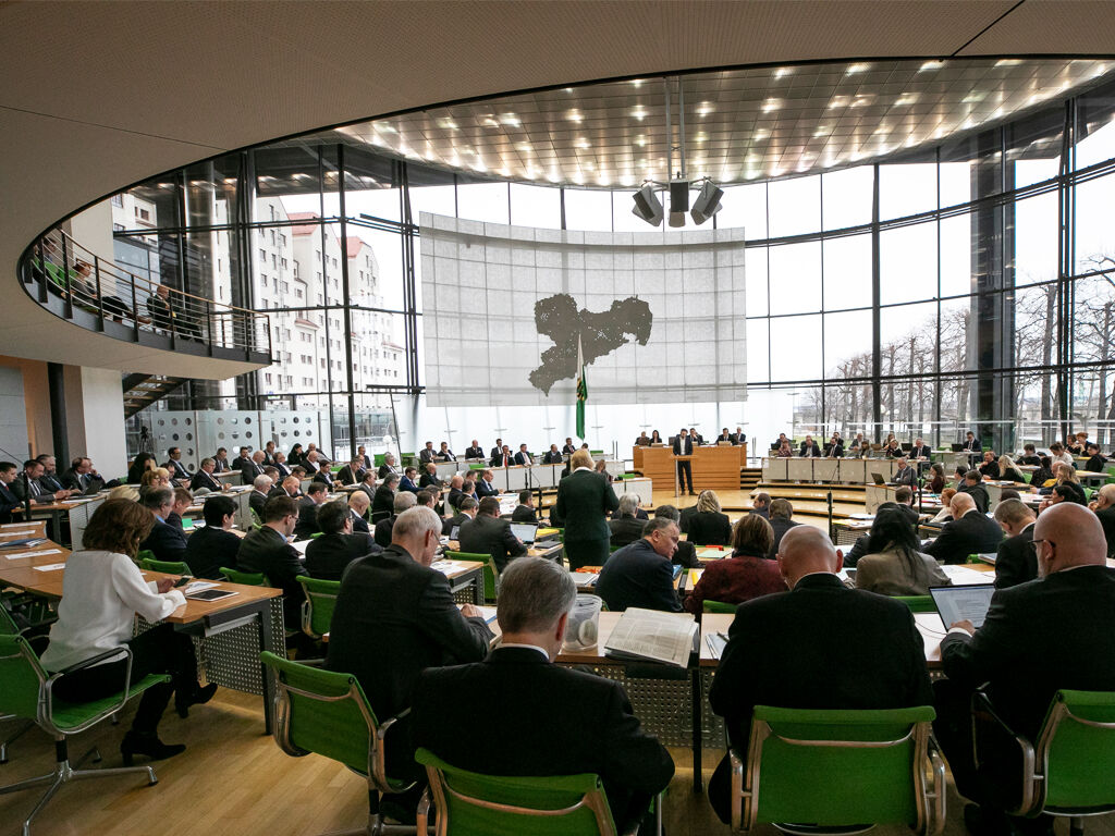 Blick vom Eingang in den Penarsaal über die Abgeordnetenreihen.