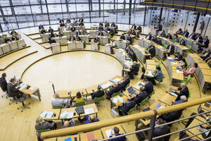 Blick vom Eingang in den Penarsaal über die Abgeordnetenreihen.