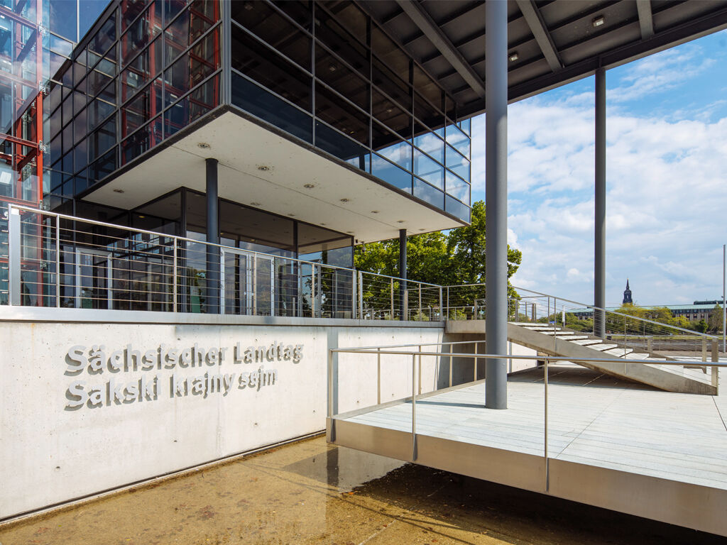 Am Eingang des Landtag Neubaus ist ein Schriftzug angebracht. Dort zu lesen ist 