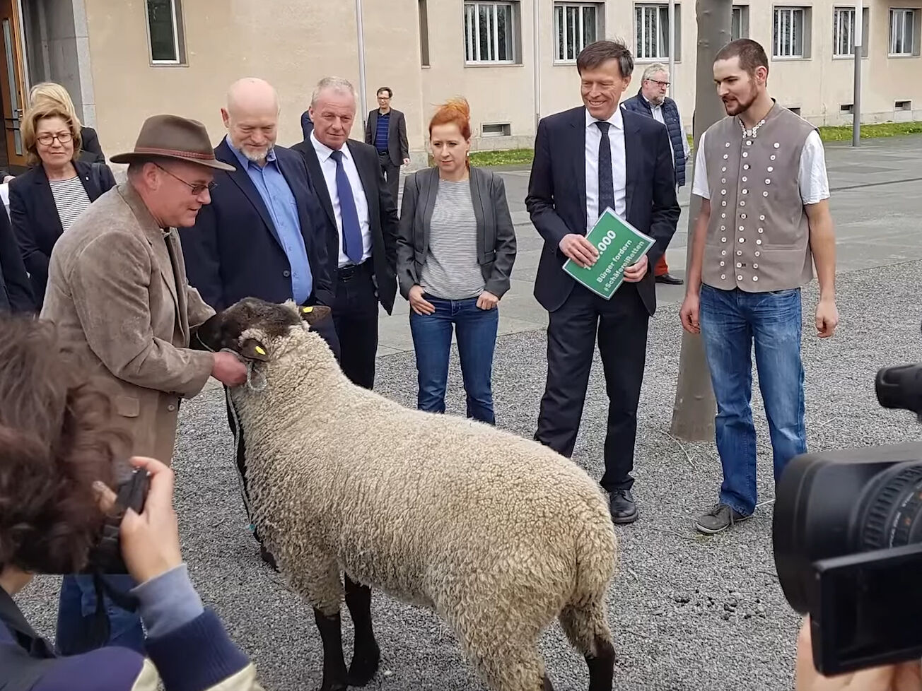 Schäfer mit Schaf bei der Übergabe einer Petition an den landtagspräsidenten und Abgeordnete des Sächsischen Landtags