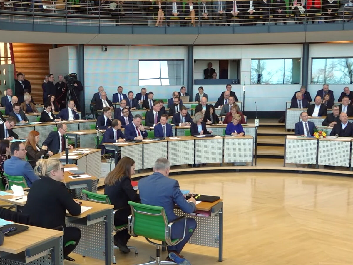 Abgeordneten sitzen während einer Plenarsitzung im Plenarsaal.