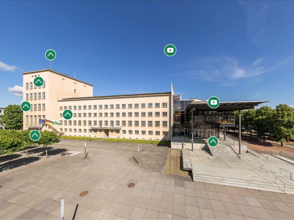 Ein Screenshot aus dem Virtuellen Rundgang zeigt das Landtagsgebäude von außen.
