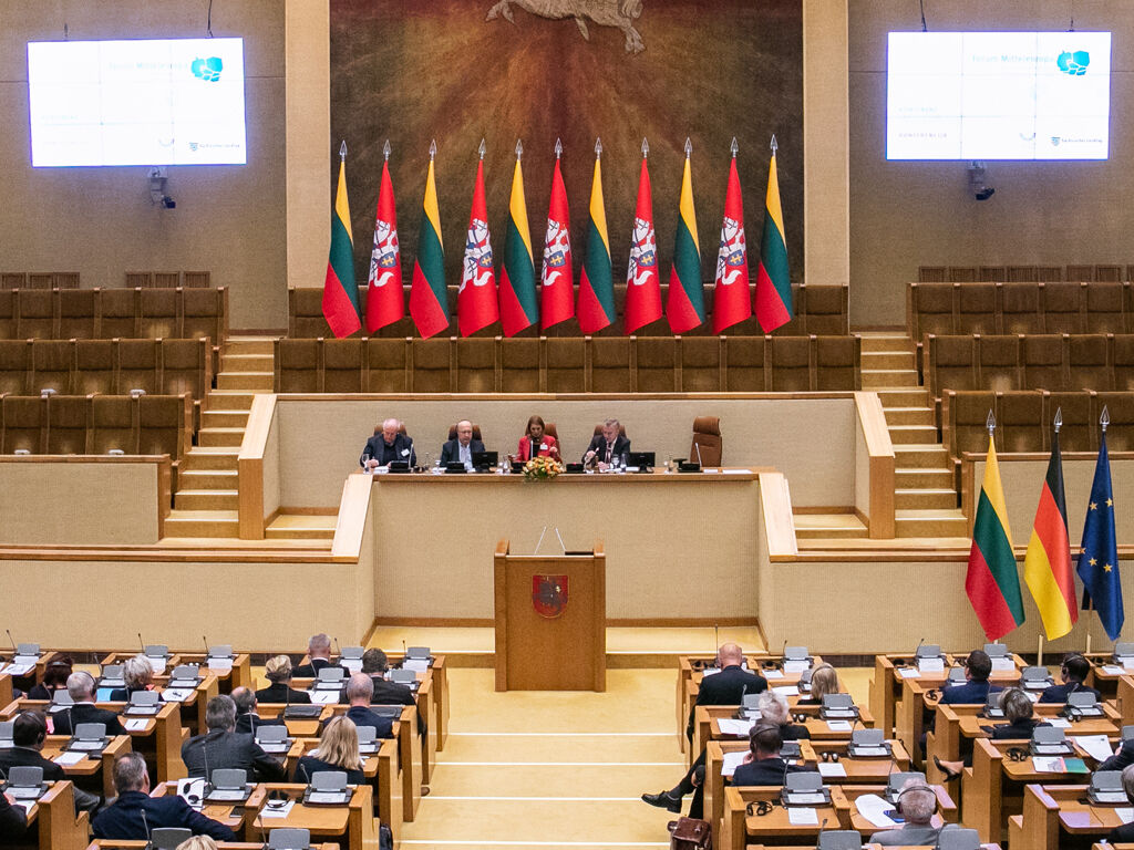 Im Parlamentssaal des litauischen Seimas findet die Konferenz des Forum Mitteleuropa statt.