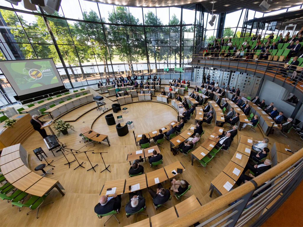 Im Plenarsaal findet eine Festveranstaltung zu 30 Jahren Sächsische Verfassung statt.