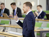 Ministerpraesident Michael Kretschmer spricht am Rednerpult im Plenarsaal