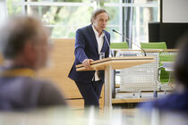 Prof. Wolfgang Lorch, Vorsitzender der Gestaltunsgkommission, am Rednerpult im Plenarsaal des Sächsischen Landtags