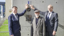 Landtagspräsident Dr. Matthias Rößler, Architekt Prof. Peter Kulka und Lamdeskonservator Alf Furkert stehen vor der Denkmalschutzplakette am Neubau.