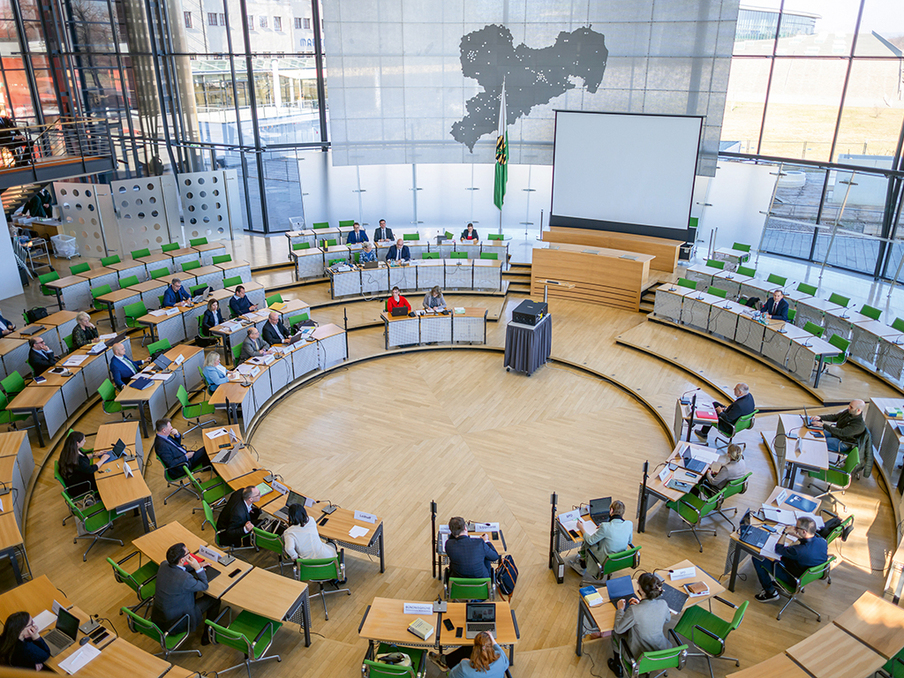 Blick von der Besuchertribüne in den Plenarsaal während einer Sitzung des 1. Untersuchungsausschusses des 8. Sächsischen Landtags