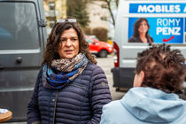 Die Abgeordnete Romy Penz spricht auf einem Wochenmarkt in Flöha mit einer Bürgerin.