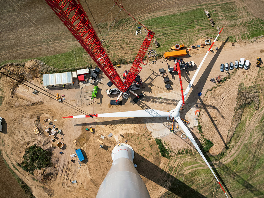 Luftbild: Montage eines Windrades, Blick von oben