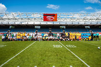 Gruppenbild aller Mannschaften auf dem Rasen im Heinz-Steyer-Stadion Dresden