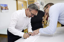 Sören Voigt und Kay Reuter mit Stickware.