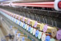 Bunte Garnrollen in einer Stickmaschine