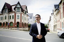 Sören Voigt posiert vor seinem Wahlkreisbüro in Falkenstein.