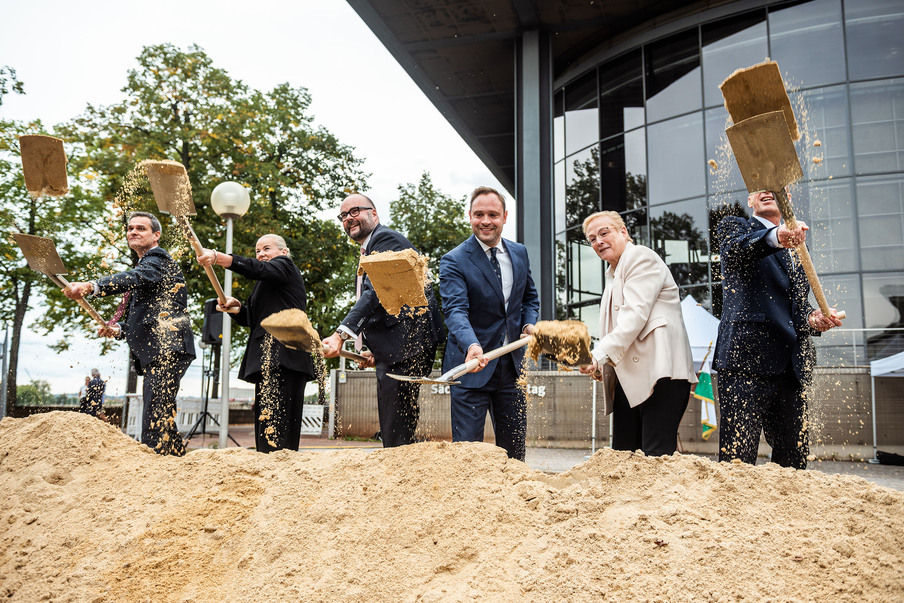 Symbolischer Spatenstich für den Erweiterungsbau mit Architektin Katrin Leers-Kulka, Finanzminister Christian Piwarz, Landtagspräsident Alexander Dierks, Landtagsdirektorin Dr. silivia Brüggen und Vertretern des SIB