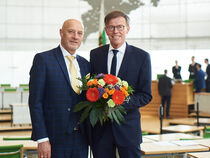 Landtagspräsident Dr. Matthgias Rößler mit Alterspräsident Svend-Gunnar Kirmes und Blumen
