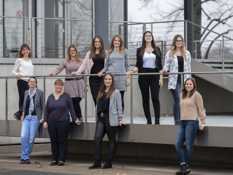 zehn junge Frauen vor dem Neubaueingang, aktuelle und ehemalige Azubis des Landtags