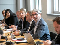 Abgeordnete der CDU-Fraktion nehmen an einer Ausschusssitzung teil.