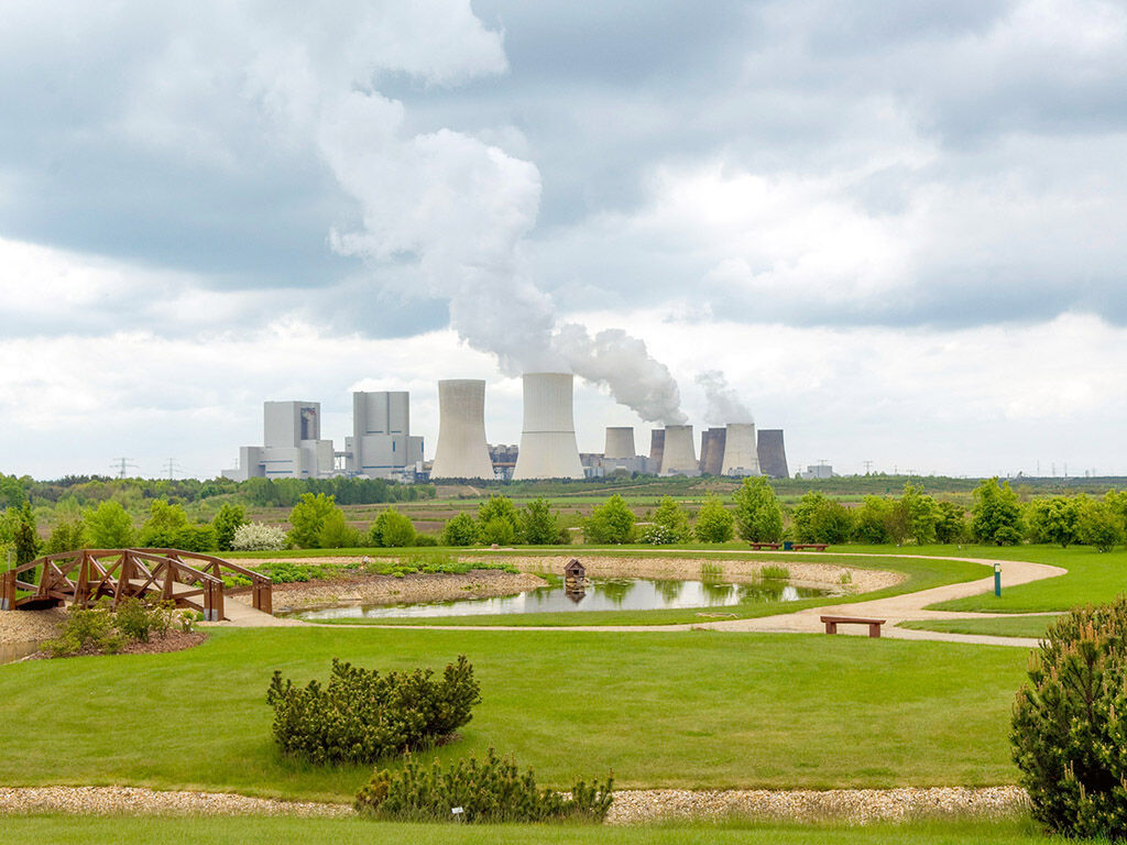 Kohlekraftwerk mit Landschaft 