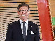 Landtagspräsident Dr. Matthias Rößler, Porträt mit Trennwand im Hintergrund