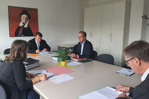 Gemeinsam mit Mitarbeitern der Landtagsverwaltung und Aloysius Mikwauschk bereitet Holger Hentschel die Ausschusssitzung vor.