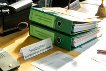 Arbeitsplatz und Unterlagen des Ausschussvorsitzenden