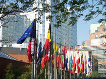 EU-Parlament in Brüssel: Außenansicht mit Flaggen