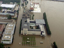 Luftaufnahme mit überflutetem Alt- und Neubau