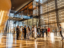 Eine Gruppe von Jugendlichen steht in der Lobby des Plenarsaals.