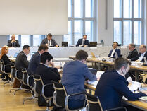 Abgeordnete während einer Sitzung des Haushalts- und Finanzausschusses im Landtag