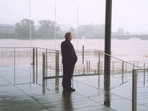Landtagspräsident a. D. Erich Iltgen blickt auf den überfluteten Bernhard-von-Lindenau-Platz