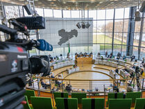 Medienvertreter und Fotografen auf der Pressetribüne des Plenarsaals
