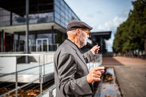 Landtagsarchitekt Prof. Peter Kulka steht vor dem Landtag.