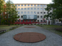 Stahlskulptur mit drei Kreisen im Innenhof des Landtags