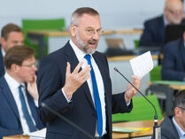 Abgeordneter Markoo Schiemann am Mikrofon im Plenarsaal bei einer Zwischenfrage