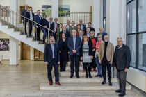 Gruppenbild der Mitglieder des Petitionsausschusses im Altbaufoyer des Landtags