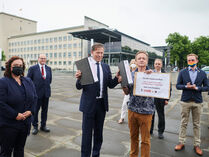 Landtagspräsident Dr. Matthias Rößler mit Mitgliedern des Petitionsausschusses und Petenten bei einer Petitionsübergabe auf dem Landtagsvorplatz