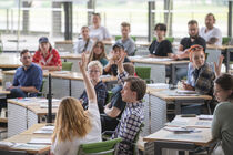 Jugendliche sitzen im Plenarsaal und spielen eine Plenarsitzung nach.