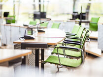 Plenarsaal leer mit grünen Stühlen