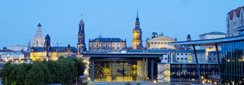 Blick auf den Plenarsaal mit den Wahrzeichen von Dresden im Hintergrund 