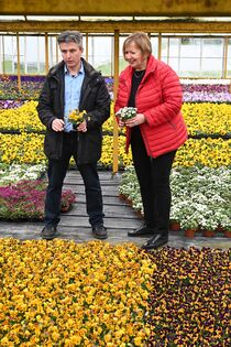 Ines Springer in der Gärtnerei Burckhardt mit Herrn Thorsten Burckhardt umgeben von Blumen 