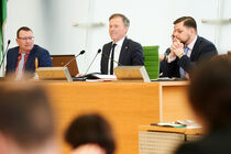 Sitzungsvorstand mit Landtagspräsident und Schriftführern im Plenarsaal
