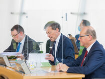 Sitzungsvorstand mit Landtagspräsident und Schriftführern im Plenarsaal
