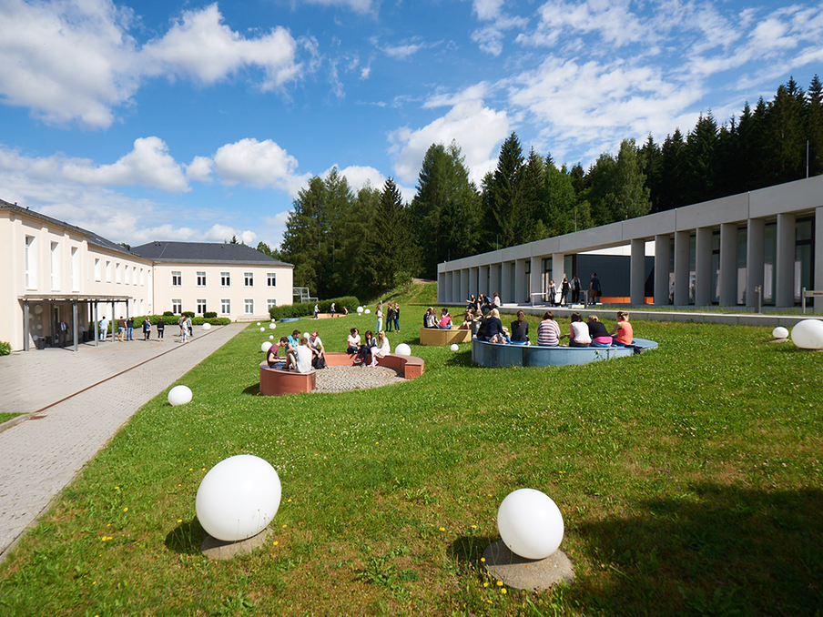 Staatliche Studienakademie Breitenbrunn, Außenansicht mit Studierenden vor dem Gebäude