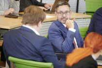 Abgeordnete im Gespräch im Plenarsaal. Zu sehen ist der CDU-Abgeordnete Sören Voigt, der mit einem Abgeordneten der GRÜNEN spircht.