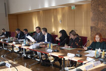 Abgeordnete der Fraktionen DIE LINKE, CDU und BÜNDNISGRÜNE sitzen während einer Präsidiumssitzung in der A 100.