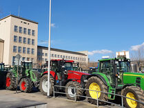 Mit einem Traktorenkorso demonstrieren Bauern vor dem Landtag.