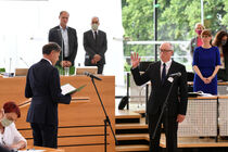 Landtagspräsident Dr. Matthias Rößler (l.) vereidigt Dr. Matthias Grünberg nach seiner Wahl zum Präsidenten des Sächsischen Verfassungsgerichtshofs.